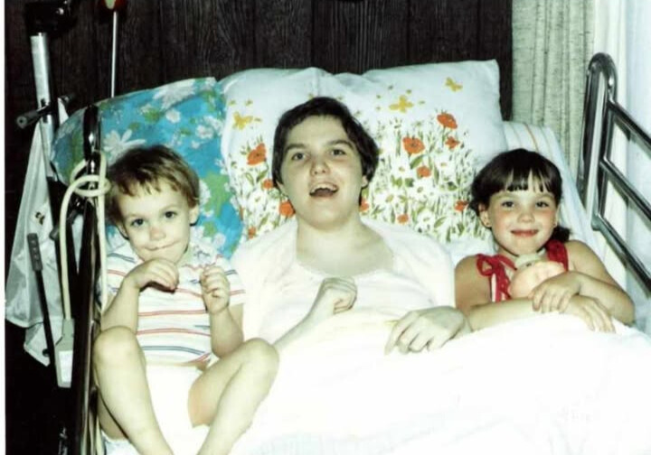 Anita and her brother Justin lay on either side of Dreama in her hospital bed.