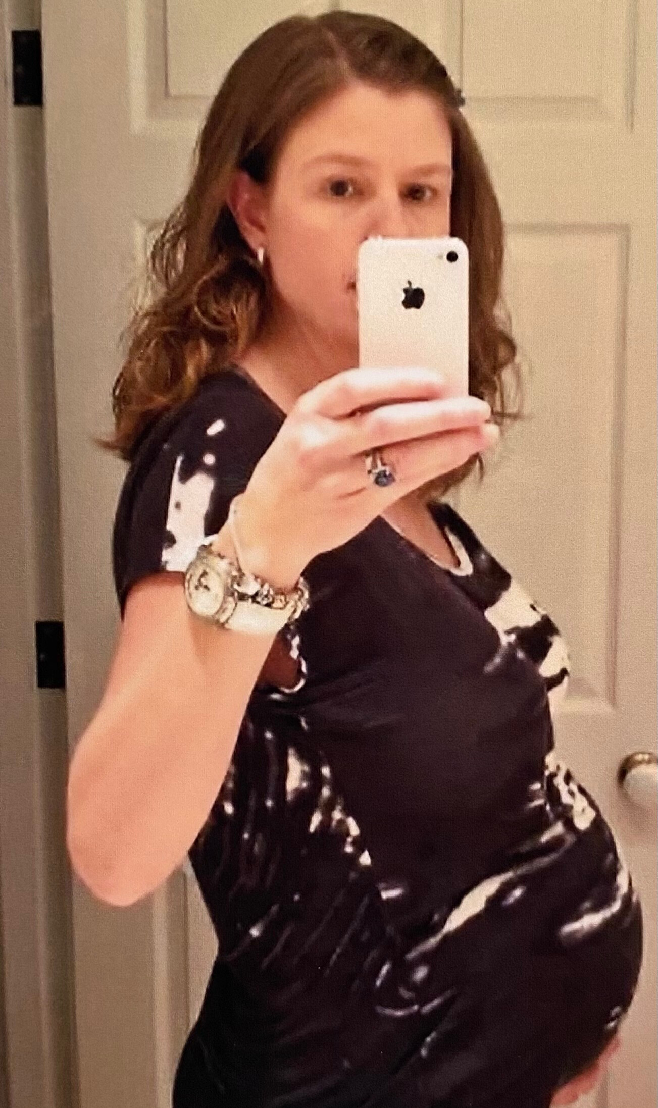 Sonia takes a mirror selfie showing her pregnant belly.